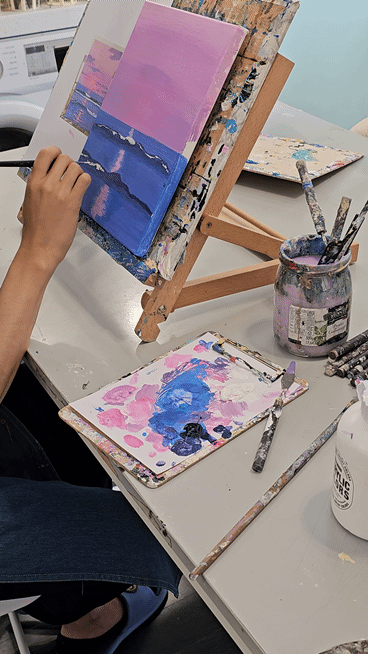 점점 완성돼가는 게 보이지? 흰색 점들로 파도 거품을 표현하는 중인데, 자연스럽게 그리려 하니까 이것도 마냥 쉽지는 않았어. 조경건 부산닷컴 기자