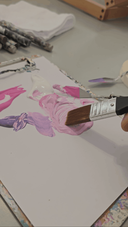 붓에 물감을 묻히고 왼쪽부터 끝까지 부드럽게 칠해주는 과정인데, 어딘가 어색한 게 누가 봐도 초보자 티가 나지? 조경건 부산닷컴 기자