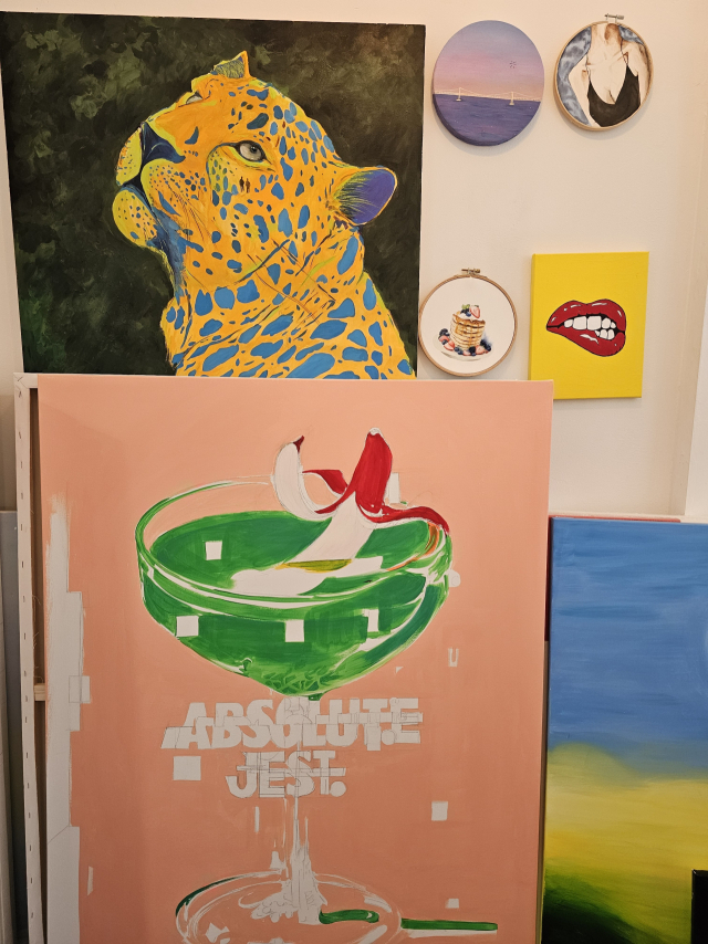 공방에 내걸려 있는 작품들. 전시회에 온 것 같은 분위기야. 조경건 부산닷컴 기자