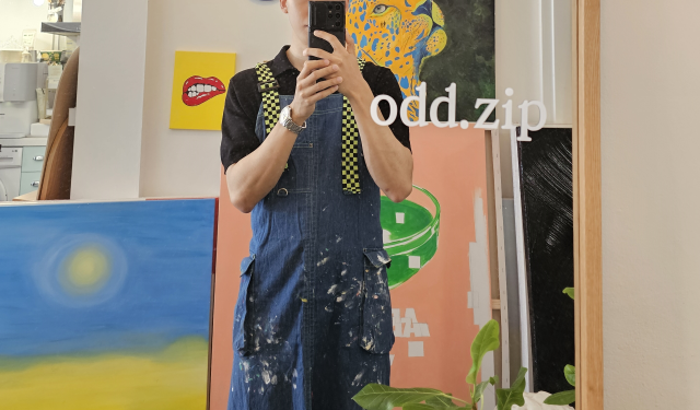 물감 묻은 앞치마 입고 화가 코스프레 하기. 조경건 부산닷컴 기자