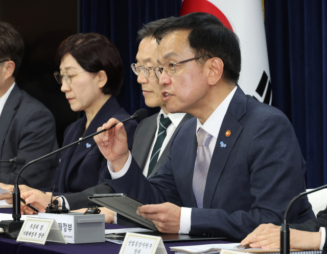 최상목 부총리 겸 기획재정부 장관이 23일 종로구 정부서울청사에서 반도체 생태계 종합지원 방안 브리핑을 하고 있다. 연합뉴스