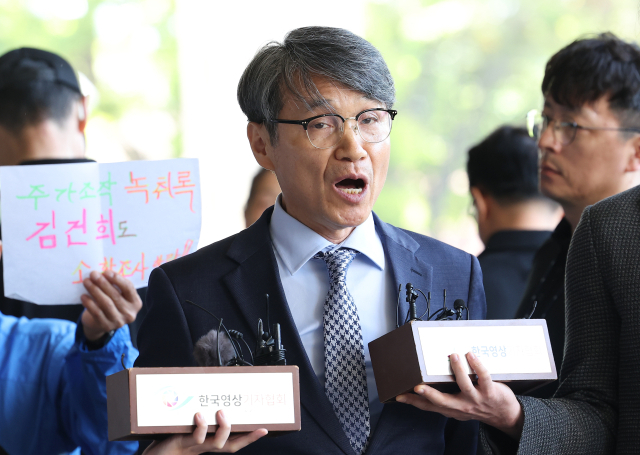 최재영 목사가 13일 오전 소환조사를 위해 서울 서초구 서울중앙지방검찰청에 들어서며 입장을 밝히고 있다. 최 목사는 윤석열 대통령 부인 김건희 여사에게 명품 가방 등을 건넨 혐의를 받고 있다. 연합뉴스