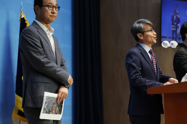 최재영 목사가 21일 서울 영등포구 국회에서 '대통령실 앞 의문의 구조물'에 대한 실체 규명을 촉구하는 기자회견을 하고 있다. 연합뉴스