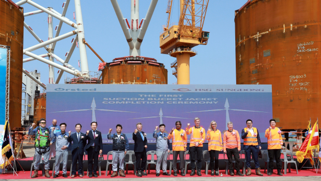 HSG성동조선은 지난 21일 안정국가산단 내 사업장에서 ‘대만 창화2b&4 해상풍력 발전단지’에 공급될 하부구조물 33기 중 첫 호기 완공식을 열었다. 성동조선 제공