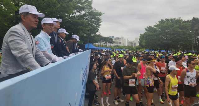 송명달 해양수산부 차관(왼쪽 두 번째)이 25일 오전 서울 마포구 상암월드컵공원에서 열린 ‘제29회 바다의 날 마라톤 대회’에서 참가자들을 격려하고 있다. 해수부 제공