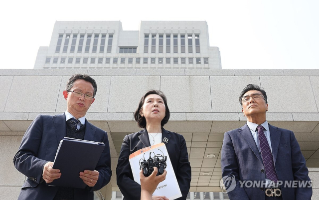 전국의과대학교수협의회(전의교협)이 지난 24일 오후 서울 서초구 대법원 앞에서 의대 증원 취소를 촉구하며 연 '대법원 탄원서 접수 및 기자회견'에서 김현아 전의교협 언론홍보위원장(가운데)이 발언하고 있다. 연합뉴스