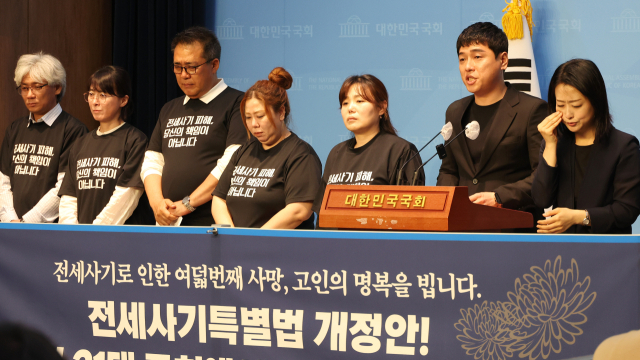 더불어민주당 박주민 의원과 전세사기 피해자 등이 지난 8일 오후 국회 소통관에서 기자회견을 열고 ‘전세사기특별법’ 개정안 21대 국회 통과를 촉구하고 있다. 연합뉴스