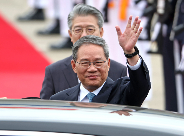 리창 중국 총리가 한일중 정상회의를 하루 앞둔 26일 경기도 성남 서울공항에 도착해 손을 흔들고 있다. 연합뉴스