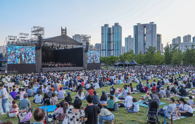 오는 6월 1~2일 오후 7시 부산시민공원 하야리아 잔디광장에서 ‘2024 클래식 파크 콘서트’가 열린다. 사진은 지난해 클래식 파크 콘서트 모습. 부산일보DB