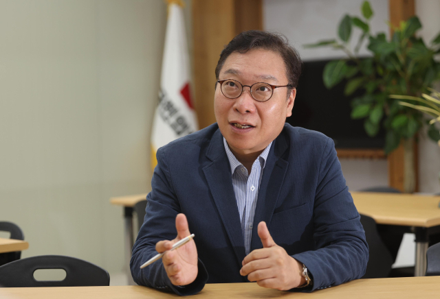 정연욱 당선인이 27일 <부산일보>와 인터뷰를 갖고 22대 국회에서의 포부를 밝히고 있다. 이재찬 기자 chan@