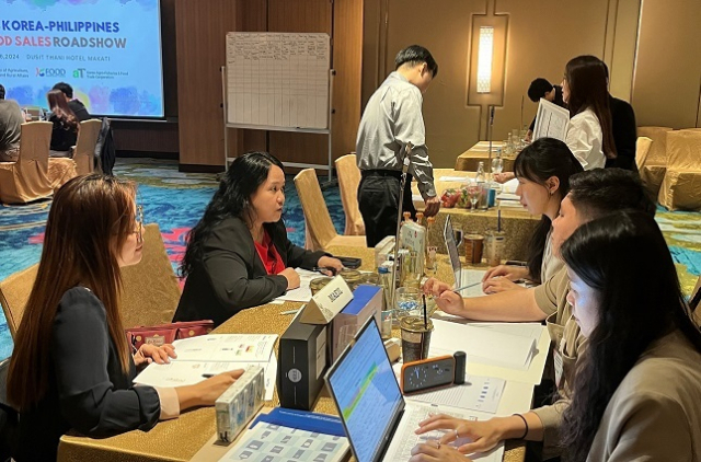 한국농수산식품유통공사는 K-푸드를 신흥시장으로 진출시키기 위해 지난 15일부터 18일까지 필리핀에서 ‘2024년 필리핀 K-푸드 세일즈로드쇼’를 열었다. 한국농수산식품유통공사 제공