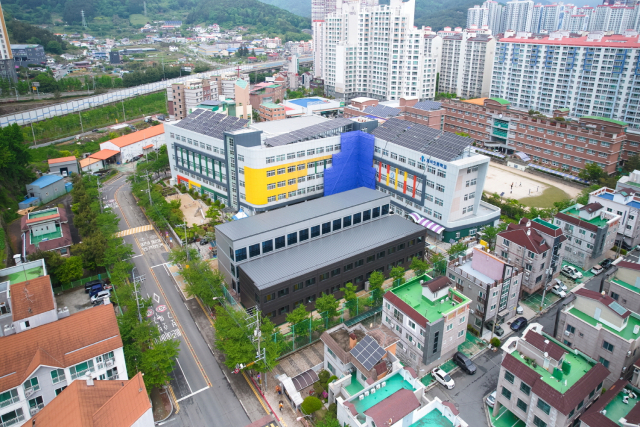통영 제석초등학교 운동장에 설치된 모듈러 교실. 통영시 제공