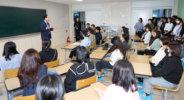 천영기 통영시장 제석초등학교 학부모를 대상으로 모듈러 교실 공개행사를 진행하고 있다. 통영시 제공