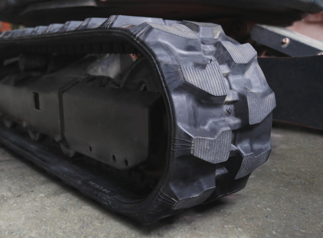 동일고무벨트 러버패드가 무한궤도에 적용된 모습. 동일고무벨트 제공