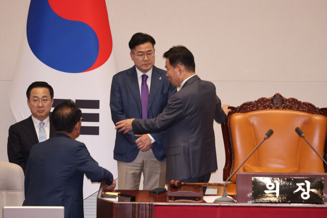 김진표 국회의장이 28일 국회에서 열린 본회의에서 야당 단독으로 상정된 민주유공자법 등에 대한 표결이 진행되는 동안 더불어민주당 박찬대 원내대표와 대화하고 있다. 연합뉴스