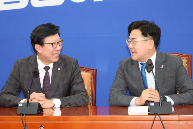 더불어민주당 박찬대 원내대표가 지난 5월 29일 서울 여의도 국회를 찾은 박형준 부산광역시장과 만나 부산글로벌허브도시 특별법 처리 문제를 논의하고 있다. 연합뉴스