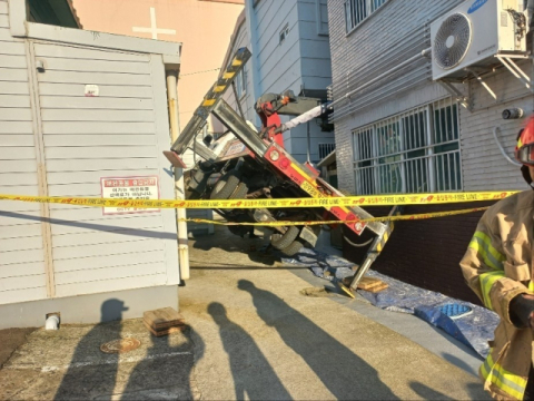부산 용호동 주택가 크레인 고소작업차 넘어져… 2명 부상