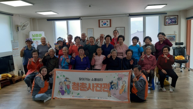 한국전력은 지난 4월 18일부터 7주간에 걸쳐 강원도 영월, 경기도 양평 등 6개 군의 13개 마을 주민 400여명에게 장수사진 등을 무료로 촬영하여 액자로 제작 후 전달해드리는 사회공헌프로그램, 「찾아가는 청춘사진관」을 진행하고 있다. 한전 제공