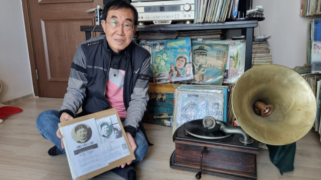 박명규 해양음악연구가가 자신이 소장한 앨범을 들어보이고 있다. 탁경륜 기자