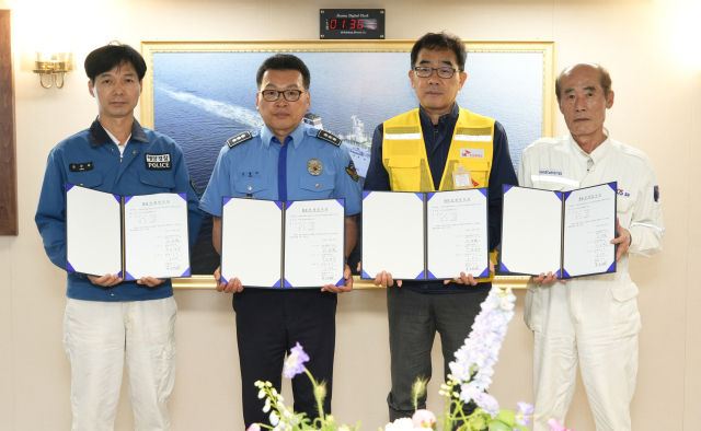 30일 오후 경남 고성군 동해면 SK오션플랜트 사업장에서 부산3001함의 인도식이 열렸다. 이승철 SK오션플랜트 대표이사, 포스에스앰 건조 감리, 해양경찰청 건조 감독관 등 참석자들이 기념 촬영을 하고 있다.