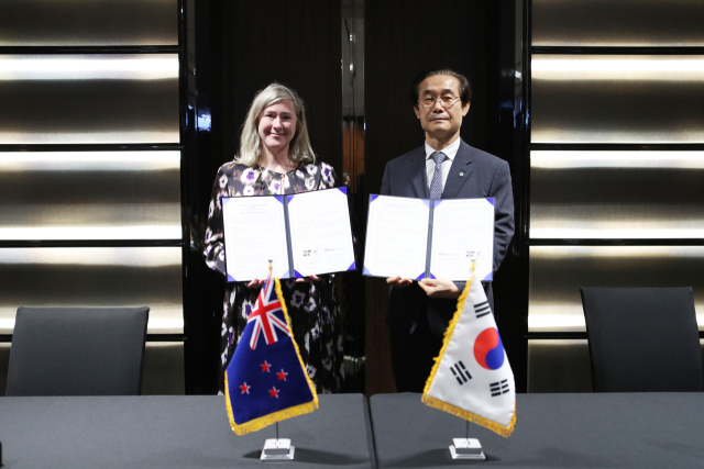 한국수산자원공단과 뉴질랜드 교육진흥청(ENZ)은 30일 JW메리어트 동대문스퀘어에서 교육협력약정을 체결했다(오른쪽 이춘우 수산자원공단 이사장). 수산자원공단 제공