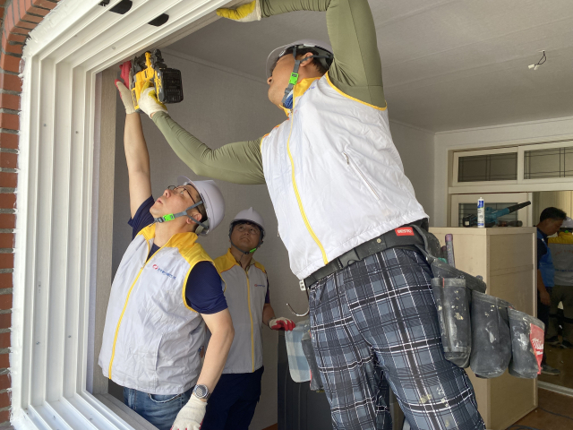 한국동서발전이 신박한 에너지정리의 일환으로 주거환경이 불편한 울산중구지역 조손가정 가구에 창호 교체를 하고있는 모습. 동서발전 제공