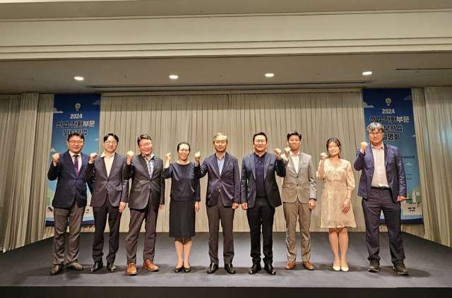 30일 서울 잠실 롯데호텔에서 개최된 ‘2024년 산업전환부문 배출권거래제 외부사업 설명회’에서 신부남 에너지공단 기후대응이사(왼쪽 다섯 번째)가 행사에 참여한 유관기관 담당자들과 기념촬영을 하고 있다. 에너지공단 제공