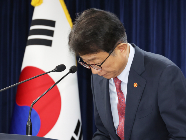 박상우 국토교통부 장관이 지난달 29일 정부서울청사에서 ‘전세사기피해자법 개정안 재의 요구 브리핑’을 마치고 인사하고 있다. 연합뉴스