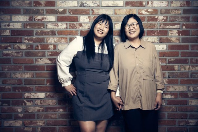 전찬영 감독(왼쪽)과 어머니 김효정 씨의 모습. 영화배급협동조합 씨네소파 제공