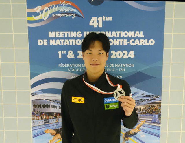 이호준이 2일(한국시간) 2024 마레 노스트럼 시리즈 3차 대회 남자 자유형 400ｍ에서 은메달을 딴 뒤 기념촬영을 하고 있다. 대한수영연맹 제공