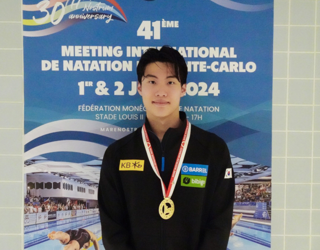 황선우가 2일(한국시간) 2024 마레 노스트럼 시리즈 3차 대회 남자 자유형 100ｍ에서 우승한 뒤 기념촬영을 하고 있다. 대한수영연맹 제공