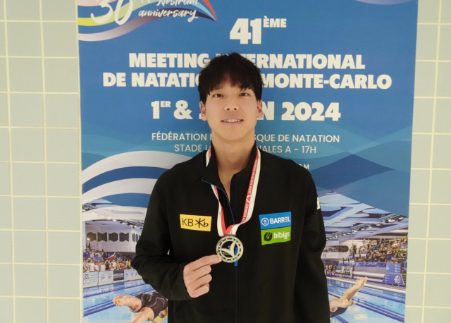 이주호가 2일(한국시간) 2024 마레 노스트럼 시리즈 3차 대회 남자 배영 100ｍ에서 2위에 오른 뒤 기념촬영을 하고 있다. 대한수영연맹 제공