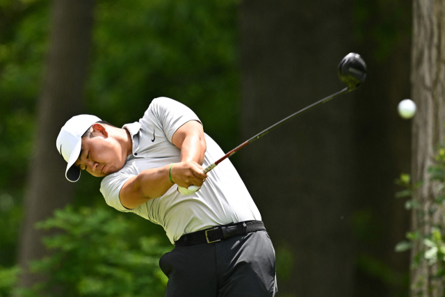 PGA투어 김주형이 2일(한국시간) RBC 캐나다 오픈 3라운드에서 7번째 티샷을 하고 있다. AFP연합뉴스