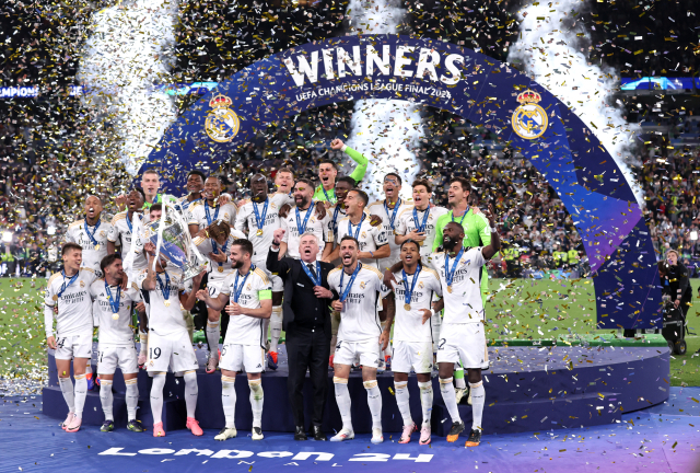 통산 15번째로 유럽축구연맹 챔피언스리그 정상에 오른 레알 마드리드 선수들이 2일 우승컵을 들고 기뻐하고 있다. 신화연합뉴스