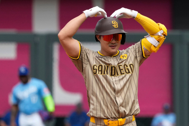 2일 캔자스시티전에서 4회 3타점 결승 2루타를 친 후 하트 세리머니를 하고 있는 SD 김하성. AFP연합뉴스