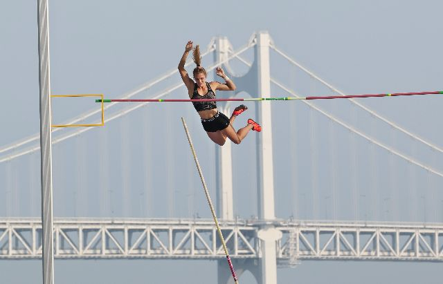 지난해 수영구 광안리해수욕장에서 열린 2023 부산 국제장대높이뛰기대회에서 우승을 차지한 미국의 소피 거터머스가 바를 뛰어넘고 있다. 부산일보DB