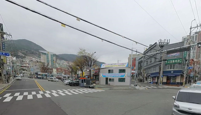 부산 동구 초량천 생태하천 2단계 구역에 포함되는 도로. 하천 복원을 연장하는 대신 주변 환경을 정비하기로 결정했다. 동구청 제공