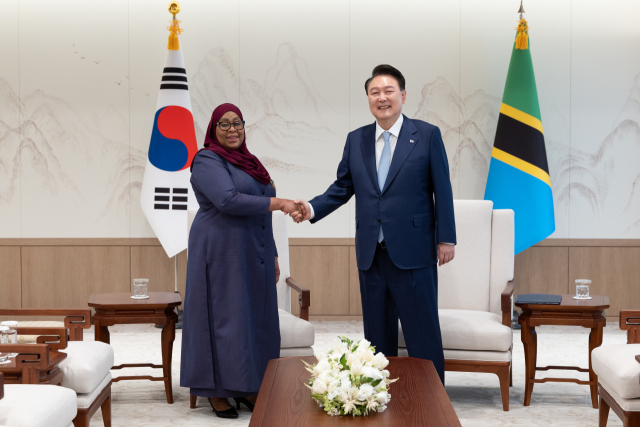 윤석열 대통령이 2일 서울 용산 대통령실 청사에서 사미아 술루후 하산 탄자니아 대통령과 소인수 환담 전 악수하고 있다. 대통령실 제공