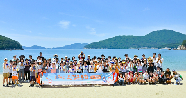 한화그룹은 1일 거제 구조라해수욕장에서 지역 초등학생과 한화오션 임직원과 선주 가족 등 100여 명이 함께한 가운데 ‘맑은학교 환경운동회 in 거제’를 개최했다. 한화오션 제공