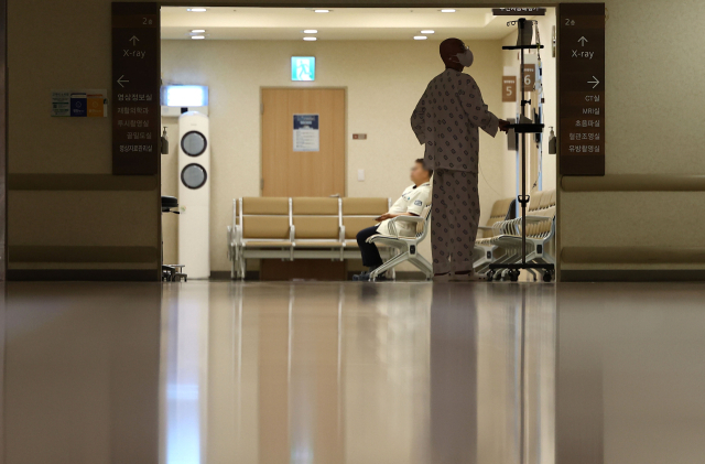 의대 정원 증원 결정을 둘러싸고 정부와 의사단체 간 갈등이 이어지는 가운데 2일 서울의 한 대형 병원에서 환자가 이동하고 있다. 연합뉴스