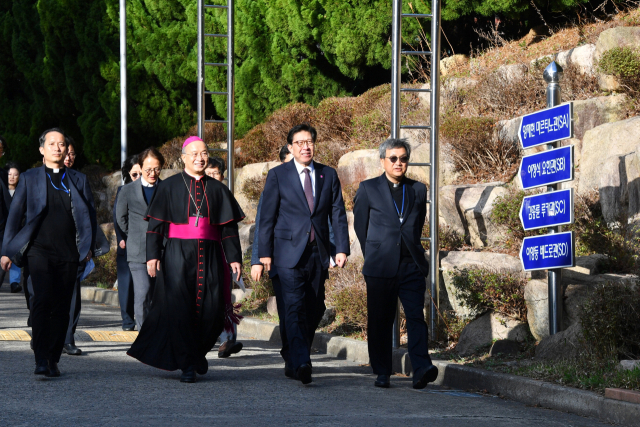 올해 3월 박형준 부산시장과 손삼석 천주교 부산교구장이 하하 캠퍼스가 들어설 부산가톨릭대 교정을 둘러봤다. 부산일보DB