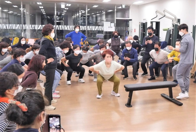 부산시 중장년 프로그램인 ‘50+생애재설계대학’ 수강자들이 부산외대의 예방운동관리사 양성과정 수업에 참여하고 있다. 부산외대 제공