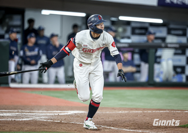 롯데 자이언츠 김민석이 2일 NC와 시즌 9차전에서 6회말 3타점 싹쓸이 2루타를 터뜨리고 있다. 롯데 자이언츠 제공