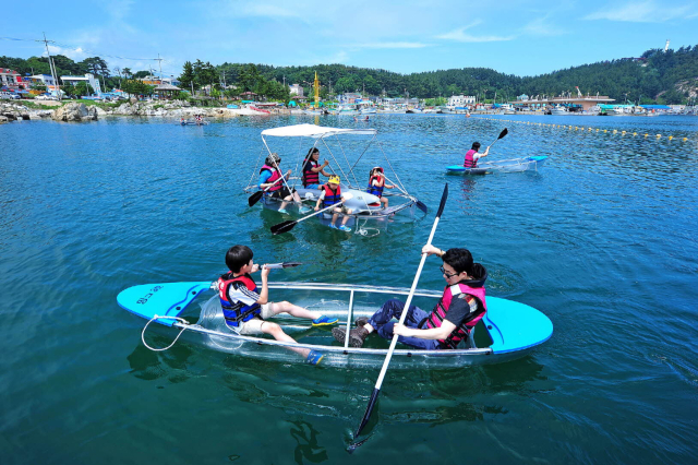 어촌체험휴양마을인 강원 양양군 수산마을의 투명카누체험 프로그램. 어촌어항공단 제공