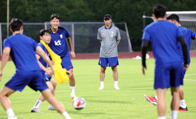 한국 축구 국가대표팀 김도훈 임시 감독이 4일(현지시간) 오후 싱가포르 비샨 스타디움에서 선수들의 훈련 모습을 지켜보고 있다. 연합뉴스