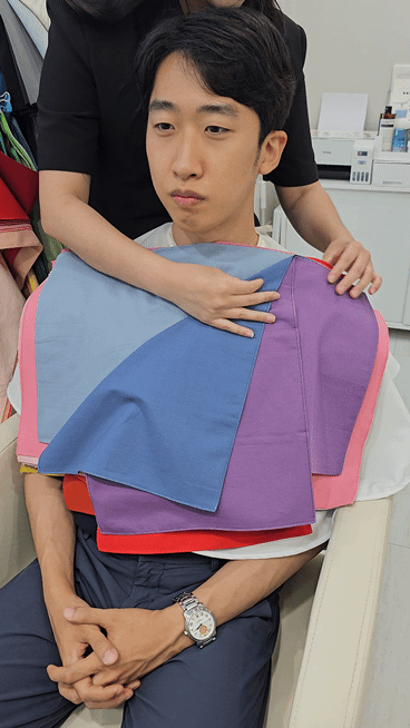 워스트 vs 베스트 색상 비교. 전자에 비해 후자가 혈색이 돌고 이목구비가 선명해 보이는 느낌이야. 조경건 부산닷컴 기자