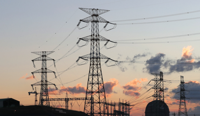 산업통상자원부는 ‘제11차 전력수급기본계획(전기본) 실무안’ 발표를 계기로 용인 반도체 등 첨단산업 전력공급, 원전·재생에너지 등 무탄소 전원 연계를 위한 핵심 설비인 주요 전력망의 적기 건설 점검 체계를 가동하기로 했다고 5일 밝혔다. 송전선로 사진. 연합뉴스