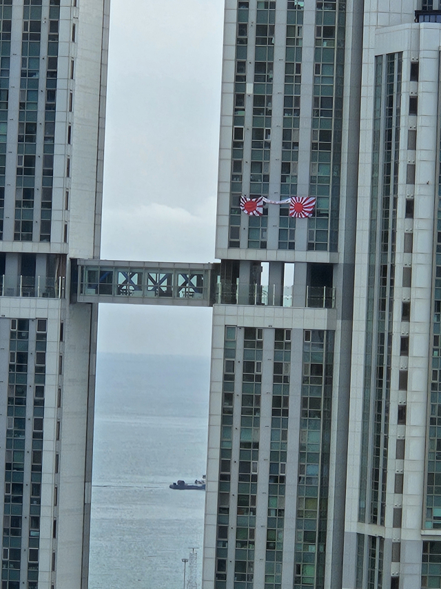 욱일기 내걸린 부산의 한 주상복합건물. 독자 제공