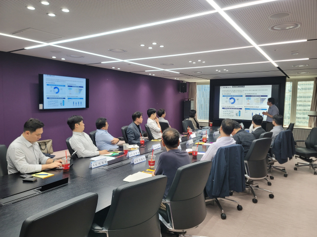 한국해양진흥공사는 지난 5일 남성해운 본사 대회의실에서 해양산업 디지털전환 협력체계 구축을 위한 ‘제1차 해양산업 디지털전환 실무협의회’를 개최했다. 해양진흥공사 제공