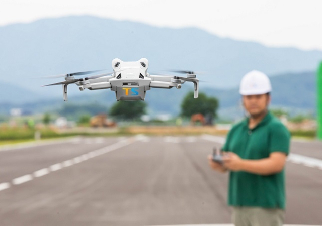 국내 등록 드론대수는 2017년 4003대에서 2023년 5만 2387대로 13배 이상 증가했다. 1~3종 드론조종자격 취득자수도 2017년 5949명에서 2023년 말 12만 7813명으로 21배 늘어났다. 교통안전공단 제공